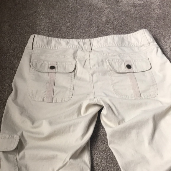 Ladies Guess Cargo Style Capris - Picture 3 of 3